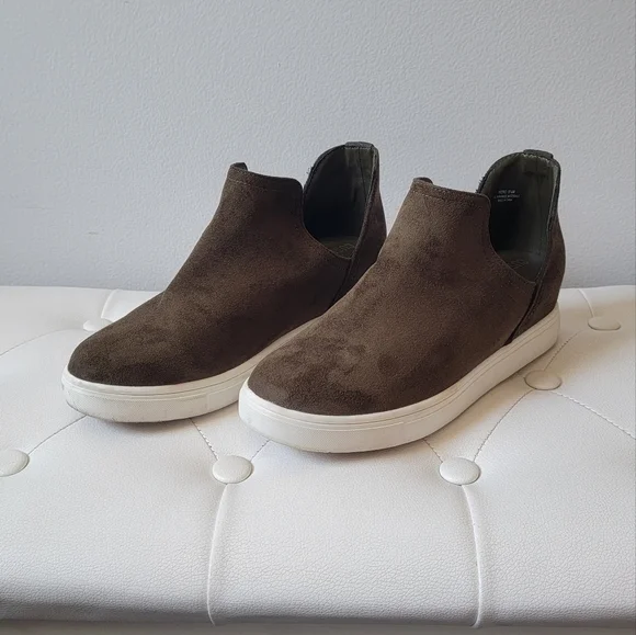 CUSHIONAIRE Women's Hero Hidden Wedge Sneaker Size 8 1/2M - Picture 1 of 15